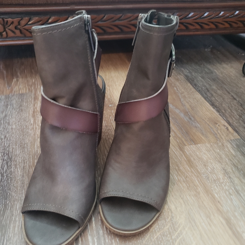 DV gray open toe booties